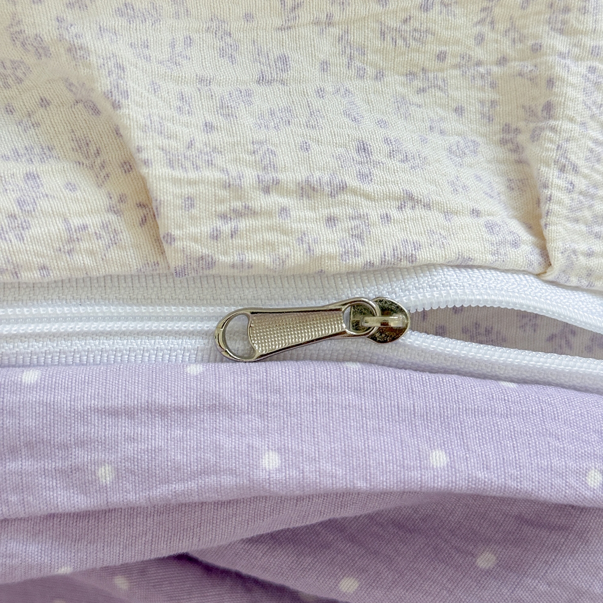 91家纺网 家纺一手货源 找家纺 富米莱（原臻工厂） 2025新款韩式云感亲肤棉蝴蝶结工艺床盖床裙四件套 韩系小波点-丁香紫