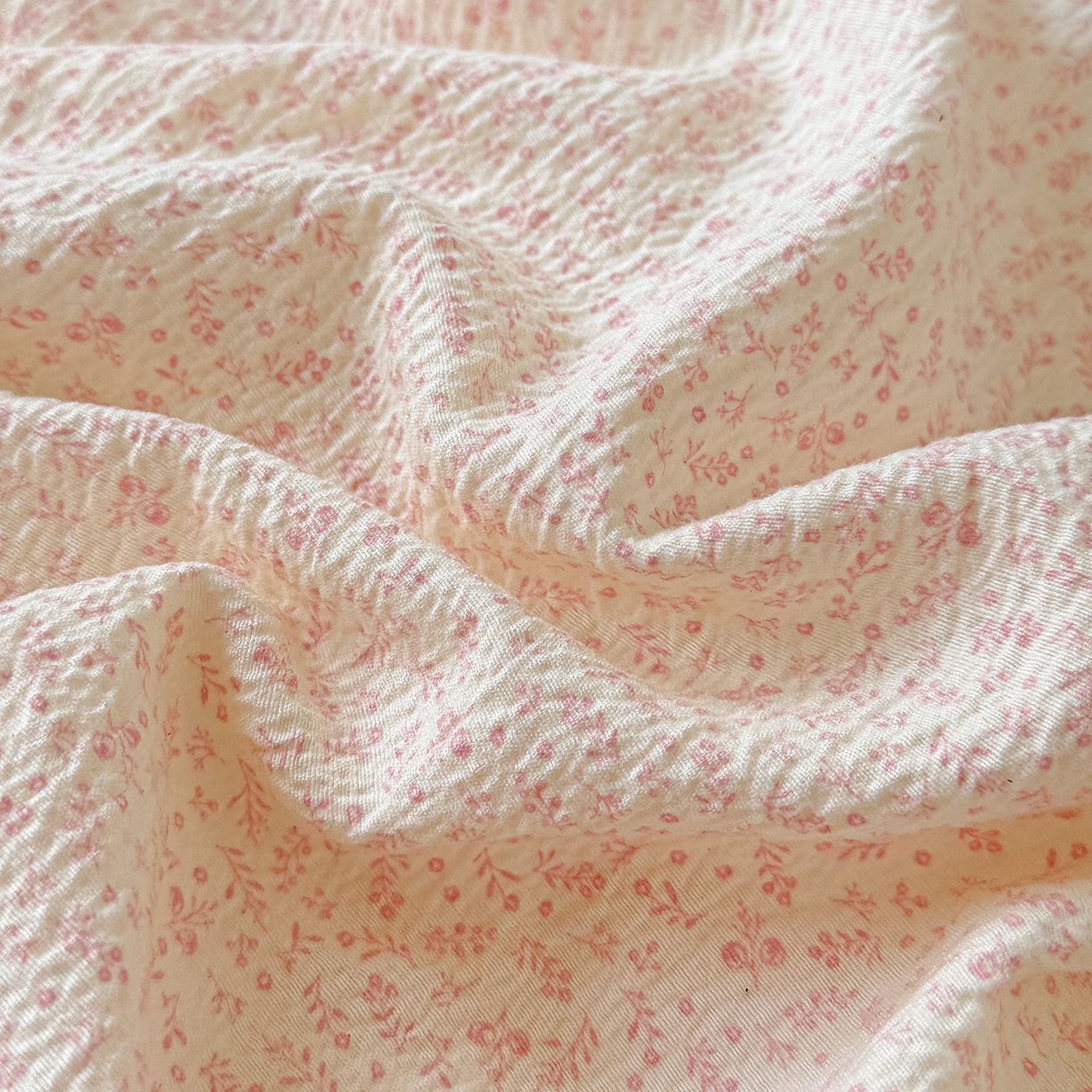 91家纺网 家纺一手货源 找家纺 富米莱（原臻工厂） 2025新款韩式云感亲肤棉蝴蝶结工艺床盖床裙四件套 韩系小波点-蔷薇粉