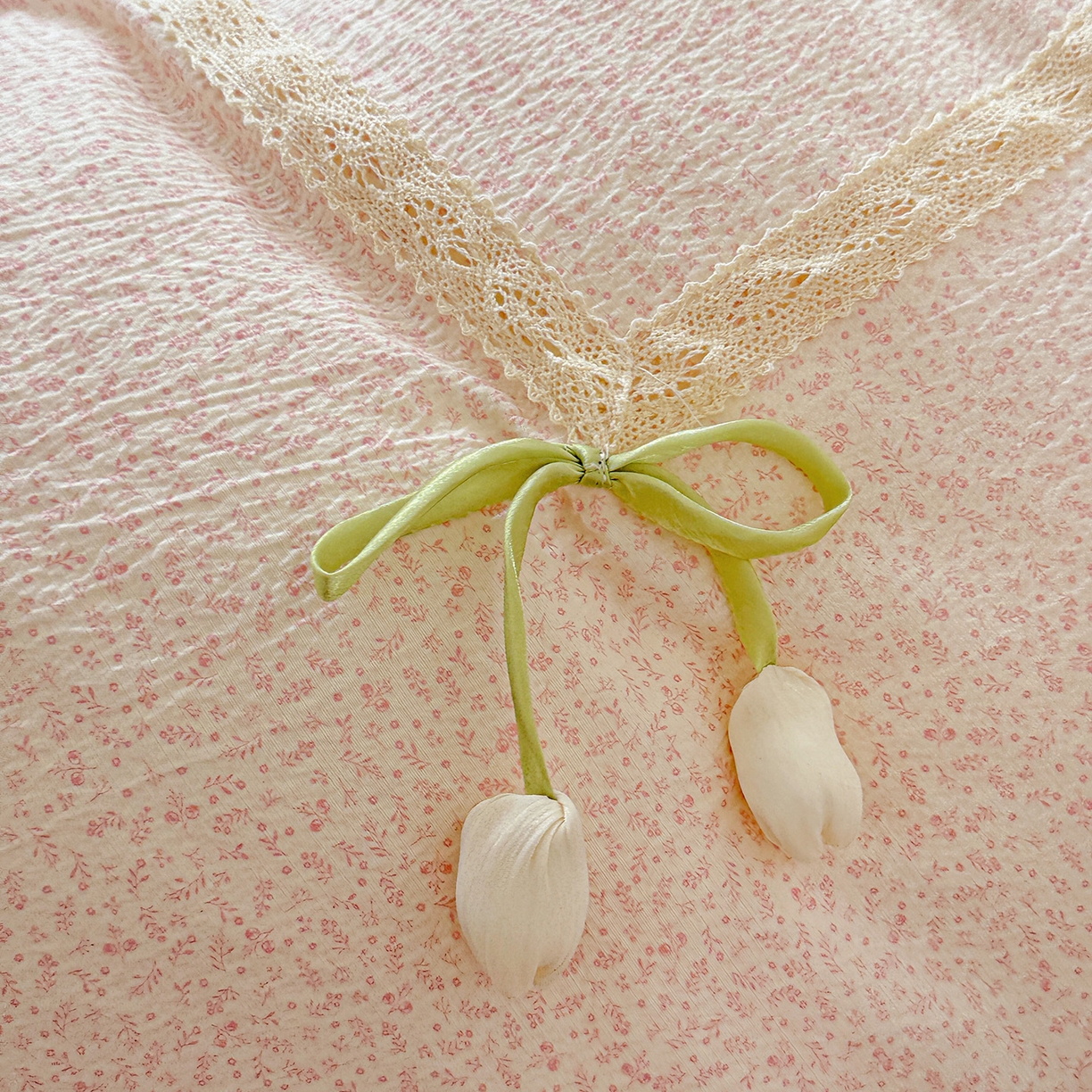 91家纺网 家纺一手货源 找家纺 富米莱（原臻工厂） 2025新款韩式云感亲肤棉蝴蝶结工艺床盖床裙四件套 韩系小波点-蔷薇粉