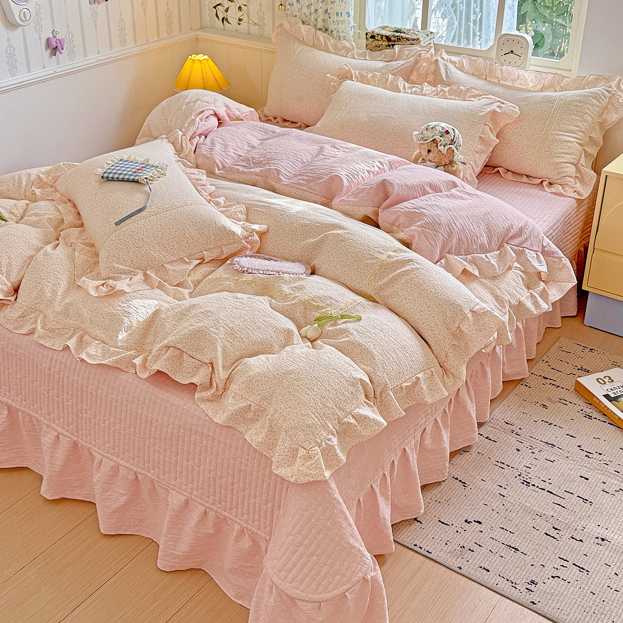 91家纺网 家纺一手货源 找家纺 富米莱（原臻工厂） 2025新款韩式云感亲肤棉蝴蝶结工艺床盖床裙四件套 韩系小波点-蔷薇粉