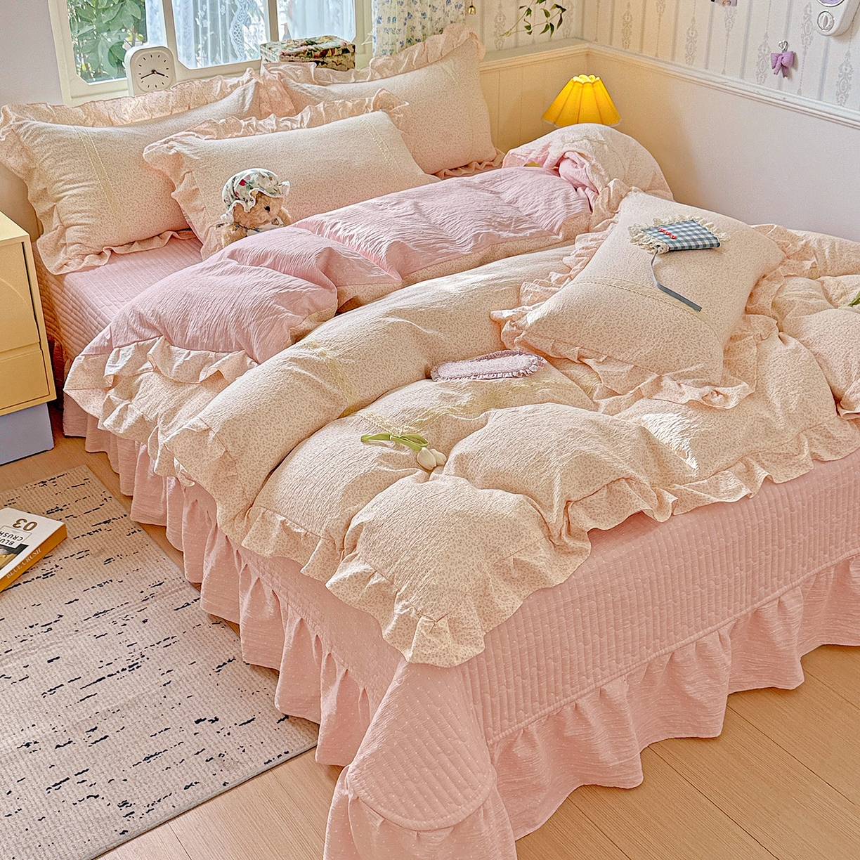 91家纺网 家纺一手货源 找家纺 富米莱（原臻工厂） 2025新款韩式云感亲肤棉蝴蝶结工艺床盖床裙四件套 韩系小波点-蔷薇粉