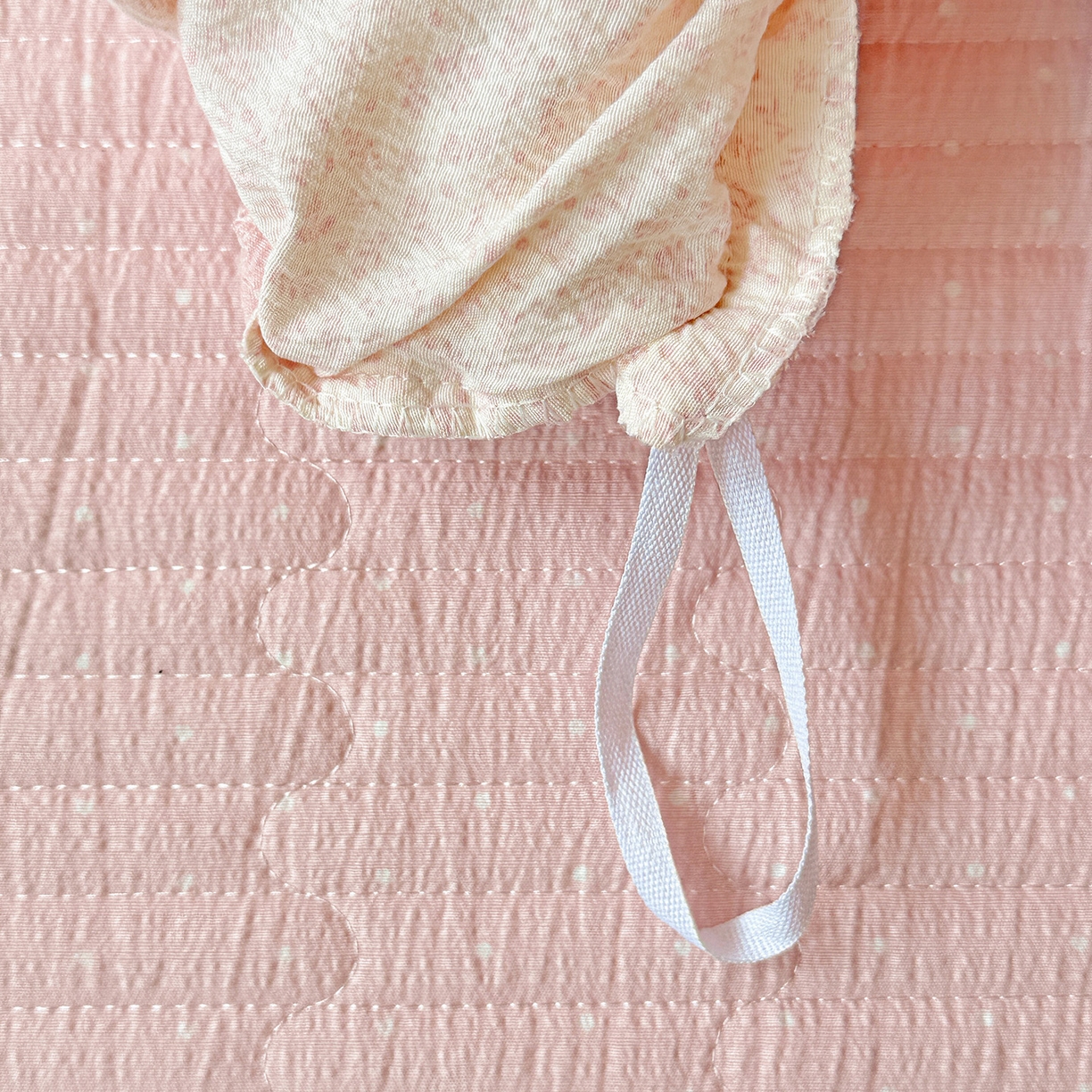 91家纺网 家纺一手货源 找家纺 富米莱（原臻工厂） 2025新款韩式云感亲肤棉蝴蝶结工艺床盖床裙四件套 韩系小波点-蔷薇粉