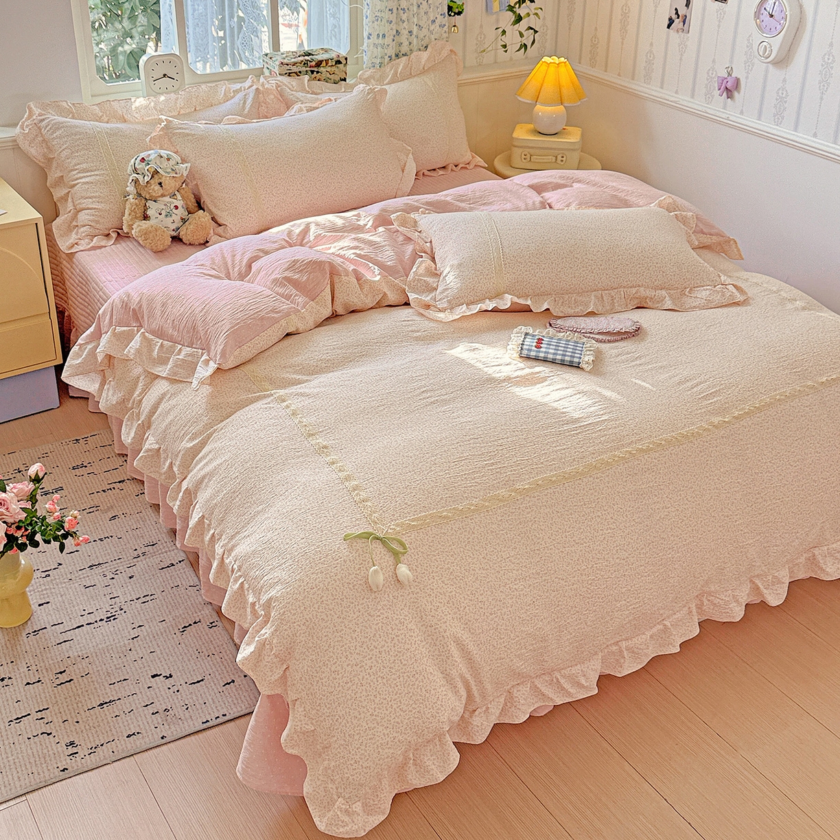 91家纺网 家纺一手货源 找家纺 富米莱（原臻工厂） 2025新款韩式云感亲肤棉蝴蝶结工艺床盖床裙四件套 韩系小波点-蔷薇粉