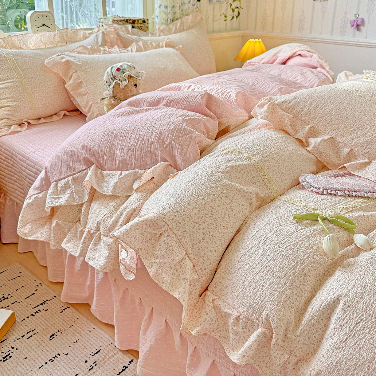 91家纺网 家纺一手货源 找家纺 富米莱（原臻工厂） 2025新款韩式云感亲肤棉蝴蝶结工艺床盖床裙四件套 韩系小波点-蔷薇粉
