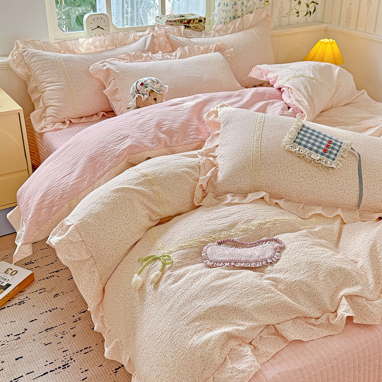 91家纺网 家纺一手货源 找家纺 富米莱（原臻工厂） 2025新款韩式云感亲肤棉蝴蝶结工艺床盖床裙四件套 韩系小波点-蔷薇粉