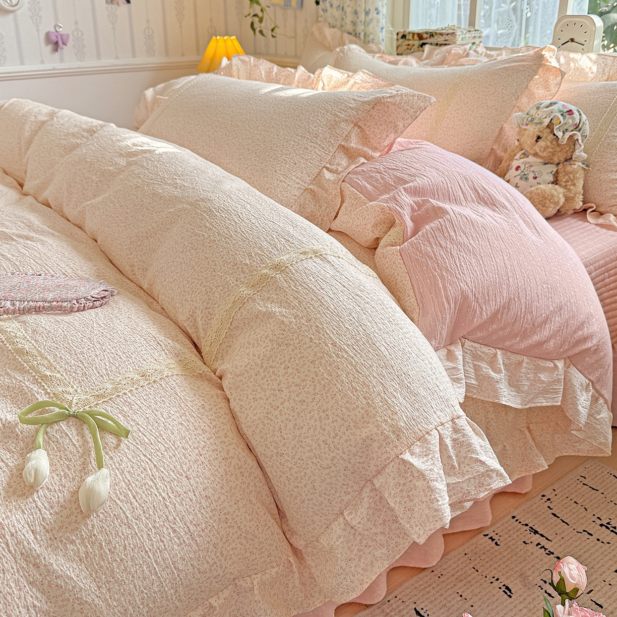 91家纺网 家纺一手货源 找家纺 富米莱（原臻工厂） 2025新款韩式云感亲肤棉蝴蝶结工艺床盖床裙四件套 韩系小波点-蔷薇粉