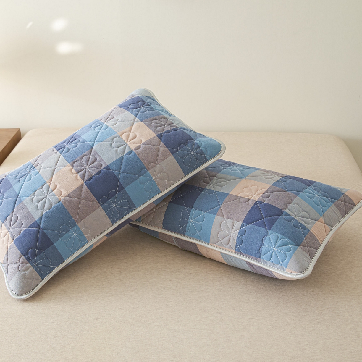 91家纺网 家纺一手货源 找家纺 芬晴家纺 2025新款A类大豆夹棉格子枕套单件单枕套防口水头油 英伦