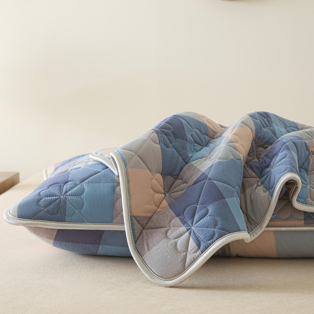 91家纺网 家纺一手货源 找家纺 芬晴家纺 2025新款A类大豆夹棉格子枕套单件单枕套防口水头油 英伦