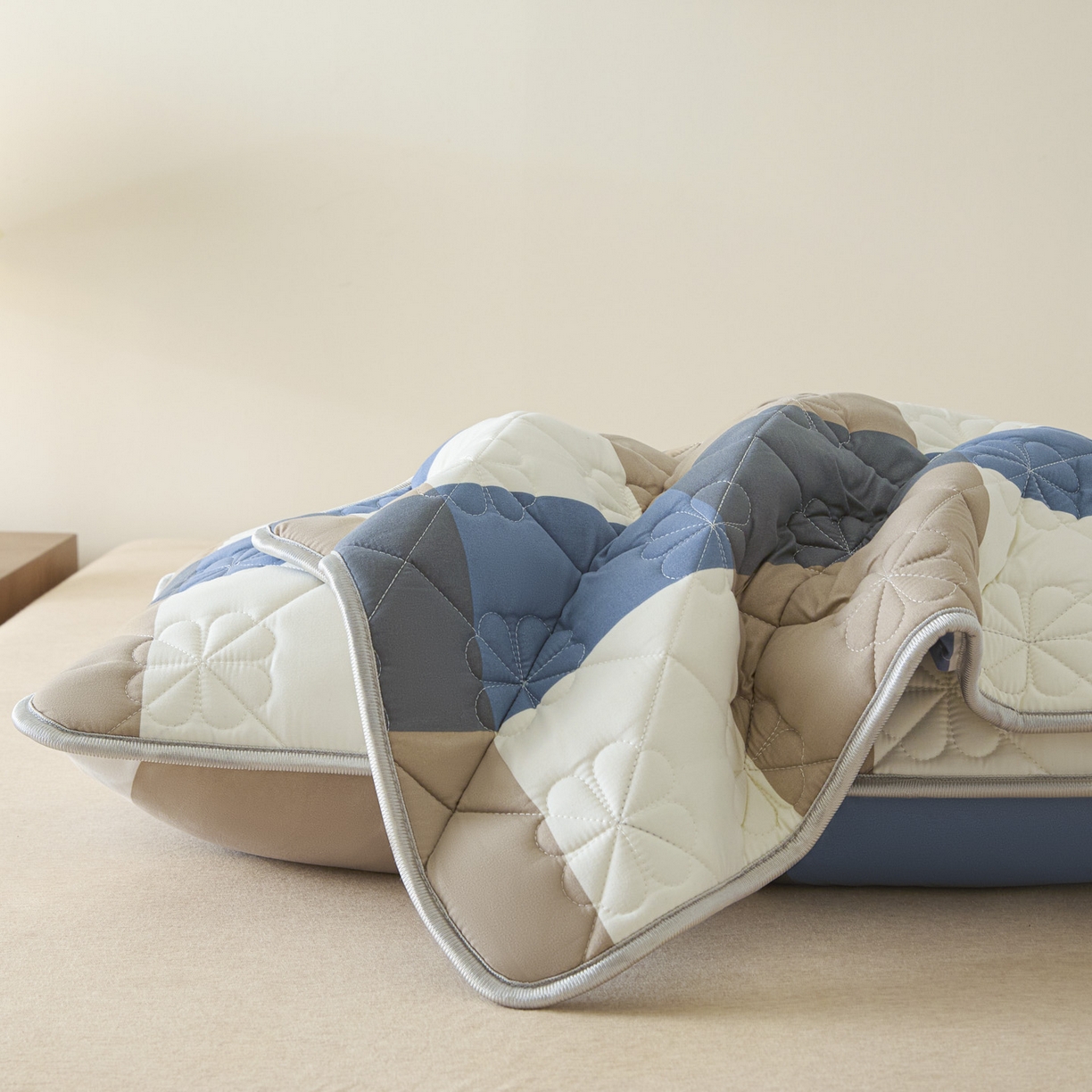 91家纺网 家纺一手货源 找家纺 芬晴家纺 2025新款A类大豆夹棉格子枕套单件单枕套防口水头油 蓝大格