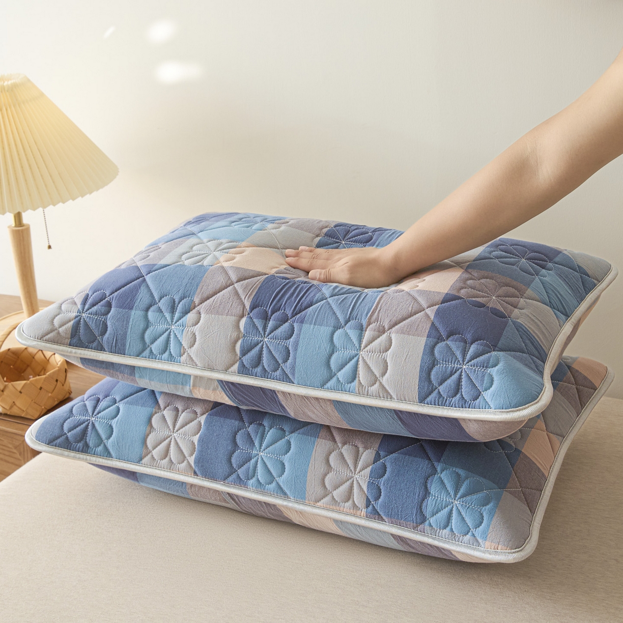 91家纺网 家纺一手货源 找家纺 芬晴家纺 2025新款A类大豆夹棉格子枕套单件单枕套防口水头油 英伦