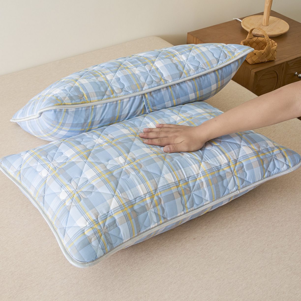 91家纺网 家纺一手货源 找家纺 芬晴家纺 2025新款A类大豆夹棉格子枕套单件单枕套防口水头油 简夕蓝