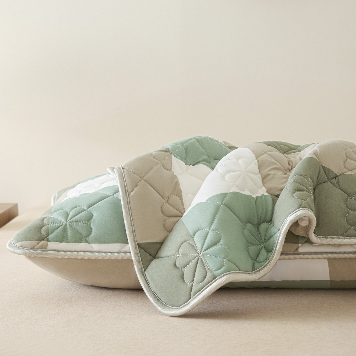 91家纺网 家纺一手货源 找家纺 芬晴家纺 2025新款A类大豆夹棉格子枕套单件单枕套防口水头油 绿大格