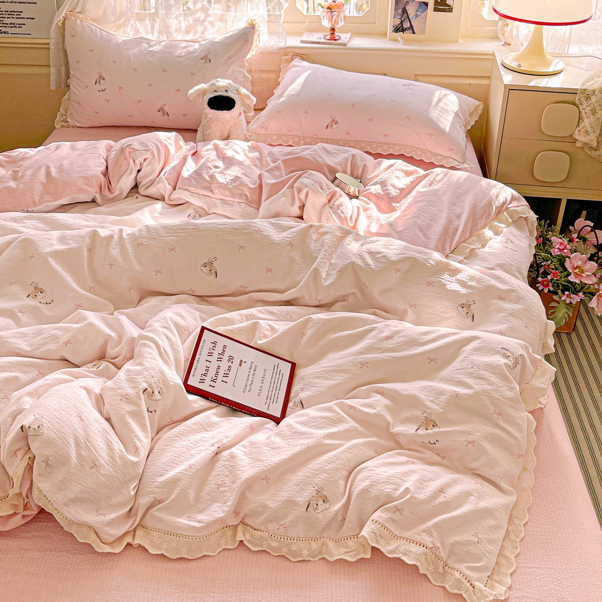 91家纺网 家纺一手货源 找家纺 水木坊 2025新款皱皱双层纱镂空花边四件套 兔叽奶糖