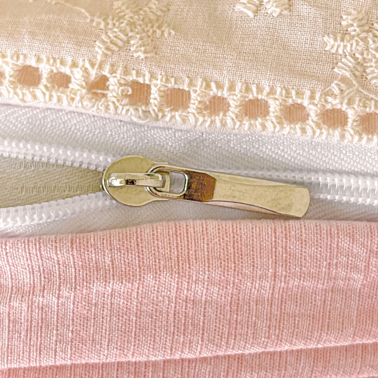 91家纺网 家纺一手货源 找家纺 水木坊 2025新款皱皱双层纱镂空花边四件套 兔叽奶糖