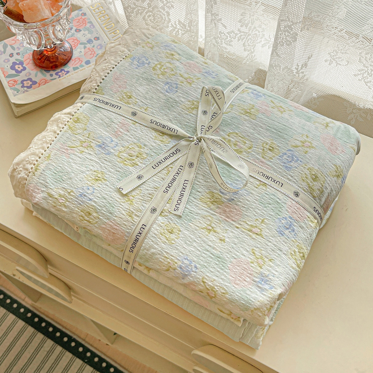 91家纺网 家纺一手货源 找家纺 水木坊 2025新款皱皱双层纱镂空花边四件套 风与铃兰