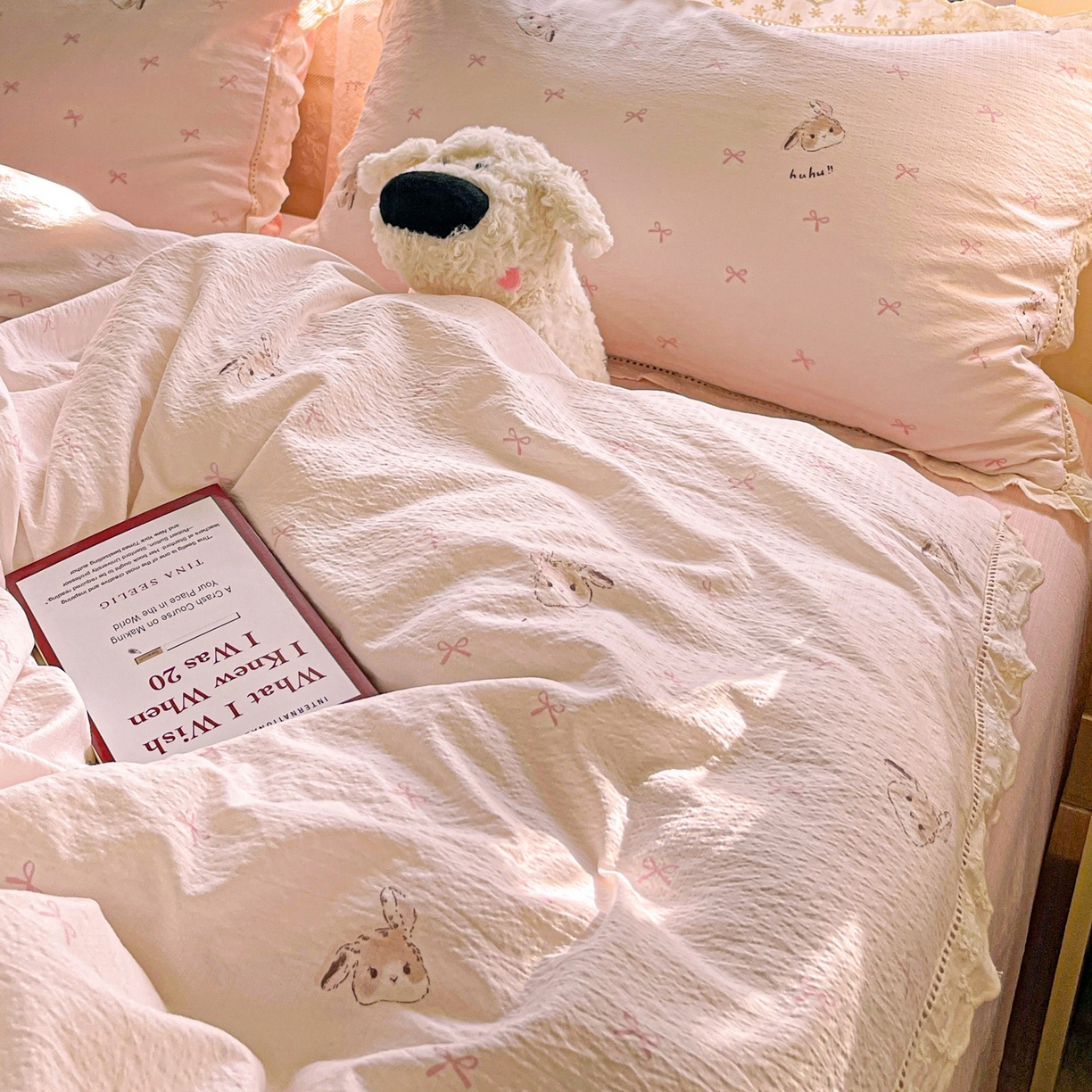 91家纺网 家纺一手货源 找家纺 水木坊 2025新款皱皱双层纱镂空花边四件套 兔叽奶糖