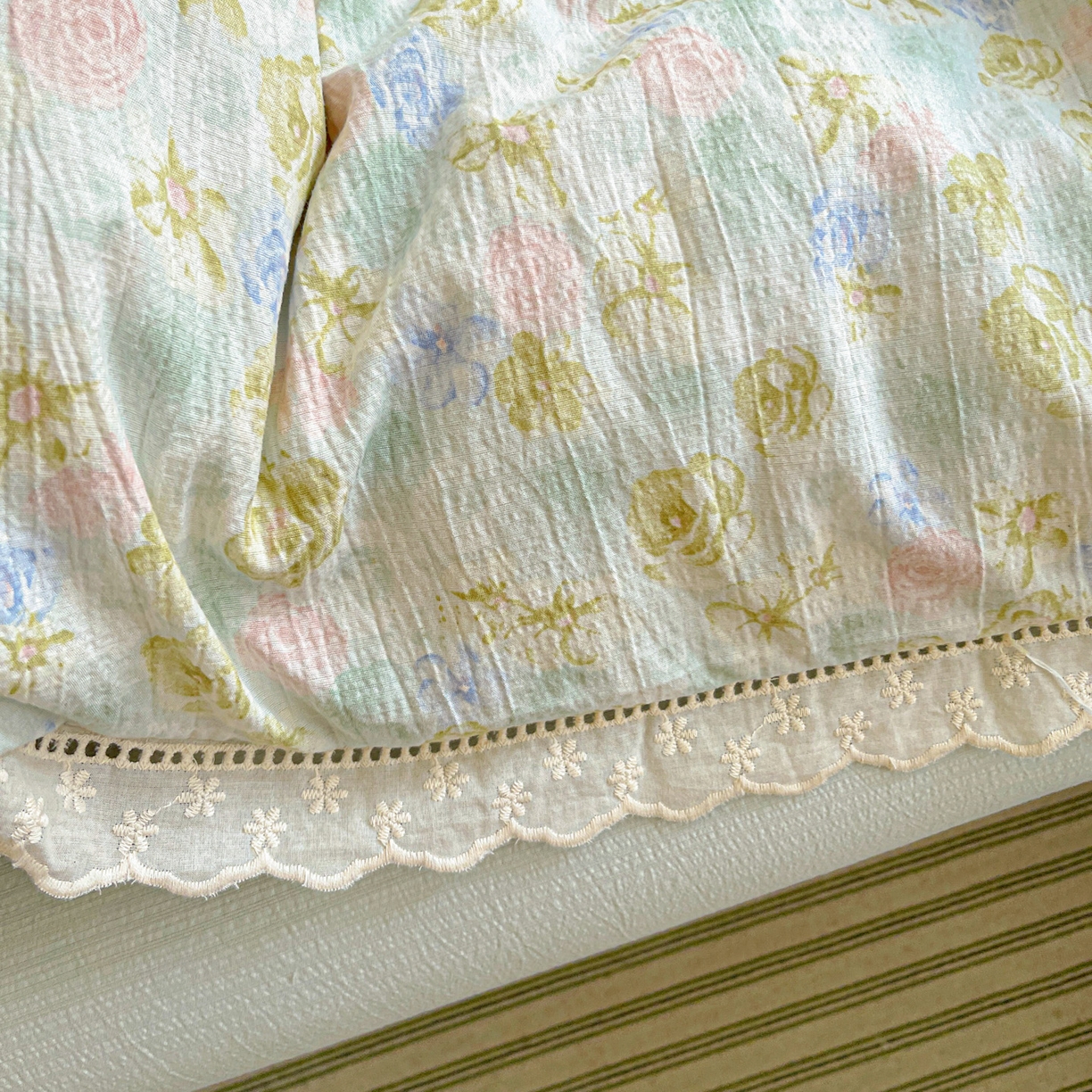 91家纺网 家纺一手货源 找家纺 水木坊 2025新款皱皱双层纱镂空花边四件套 风与铃兰