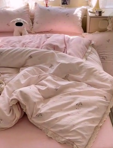 91家纺网 家纺一手货源 找家纺 水木坊 2025新款皱皱双层纱镂空花边四件套 兔叽奶糖