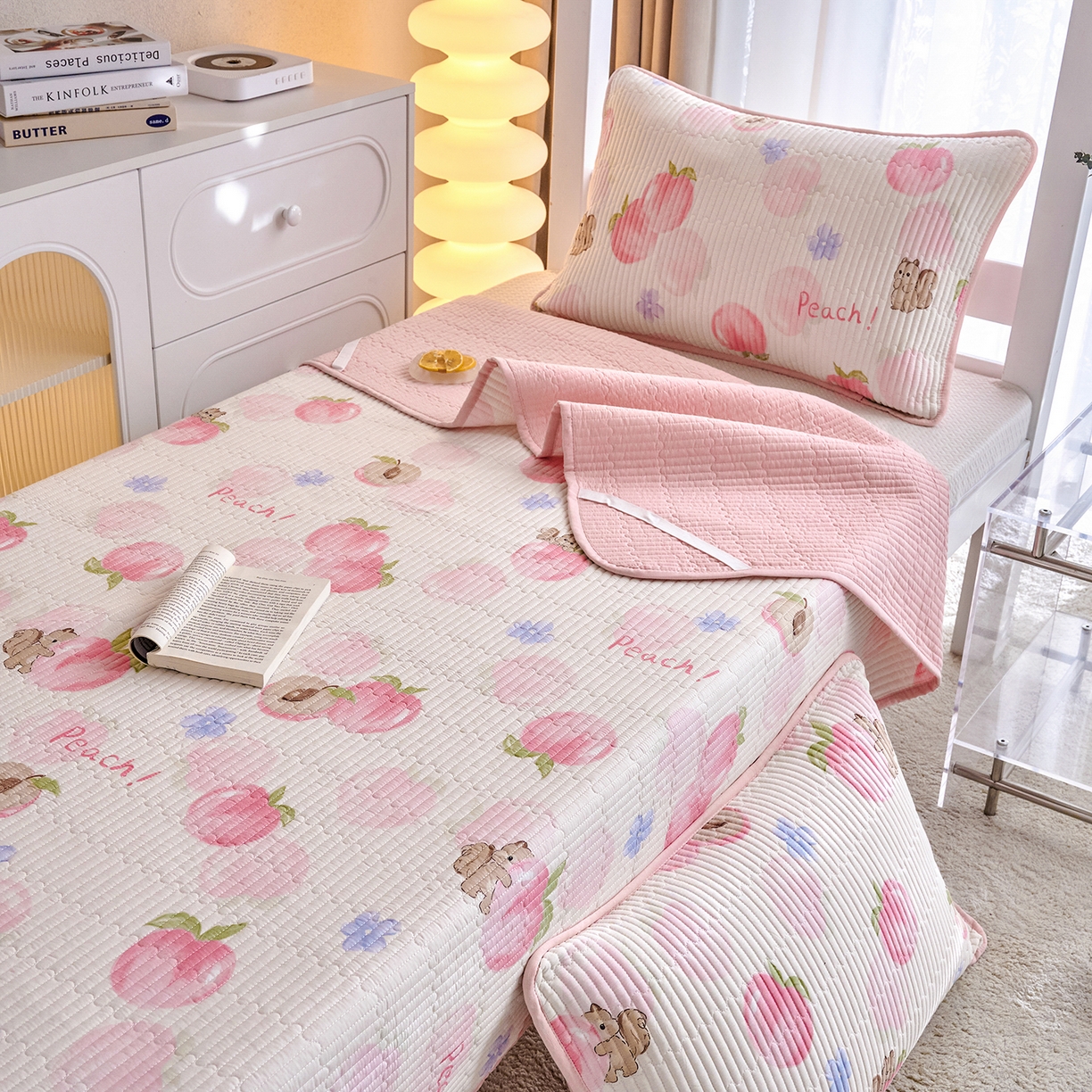 91家纺网 家纺一手货源 找家纺 X猫先生 2025小清新全棉学生床盖-新增花型 蜜桃松鼠