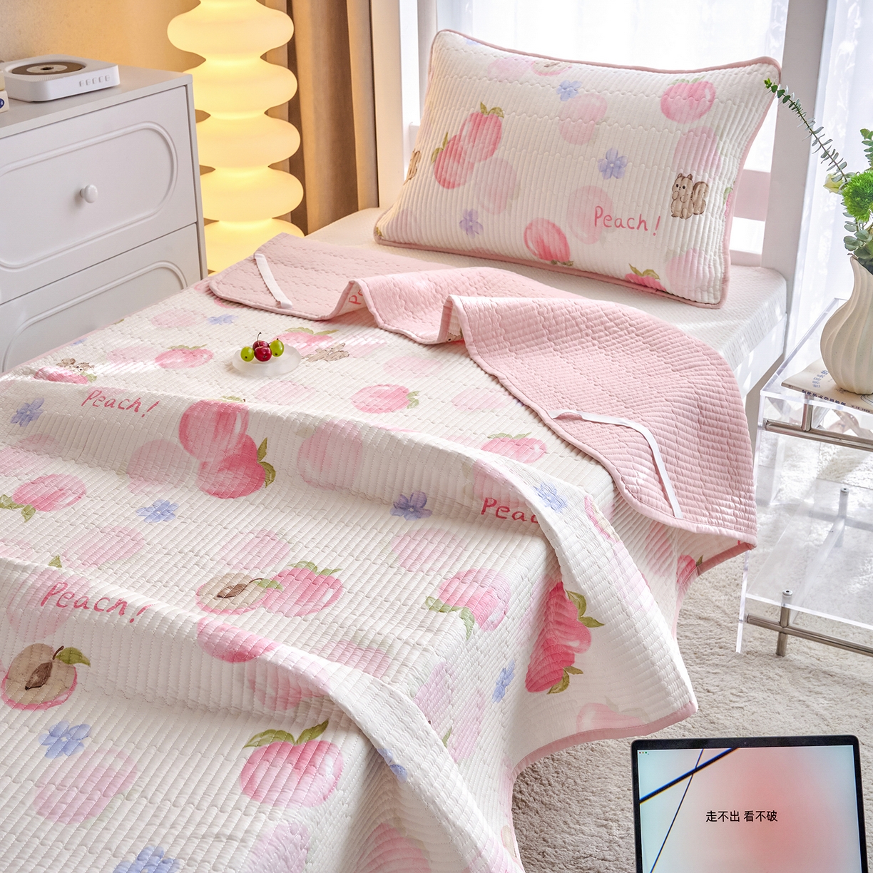 91家纺网 家纺一手货源 找家纺 X猫先生 2025小清新全棉学生床盖-新增花型 蜜桃松鼠