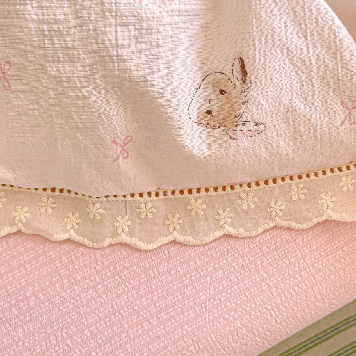 91家纺网 家纺一手货源 找家纺 水木坊 2025新款皱皱双层纱镂空花边四件套 兔叽奶糖