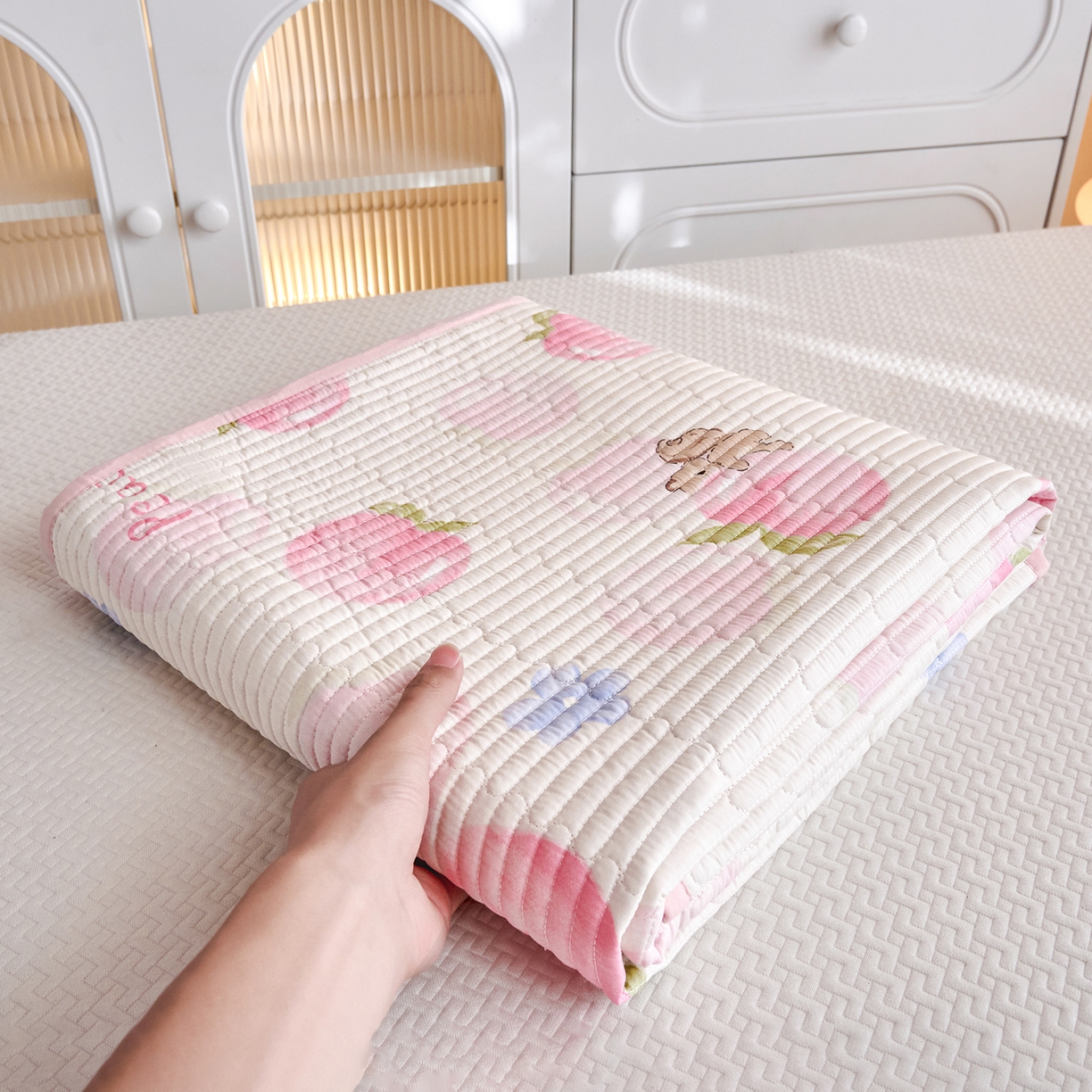 91家纺网 家纺一手货源 找家纺 X猫先生 2025小清新全棉学生床盖-新增花型 蜜桃松鼠