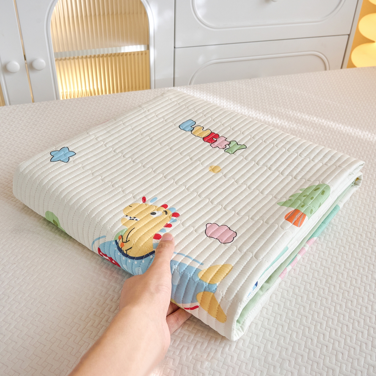 91家纺网 家纺一手货源 找家纺 X猫先生 2025小清新全棉学生床盖-新增花型 萌龙乐眠