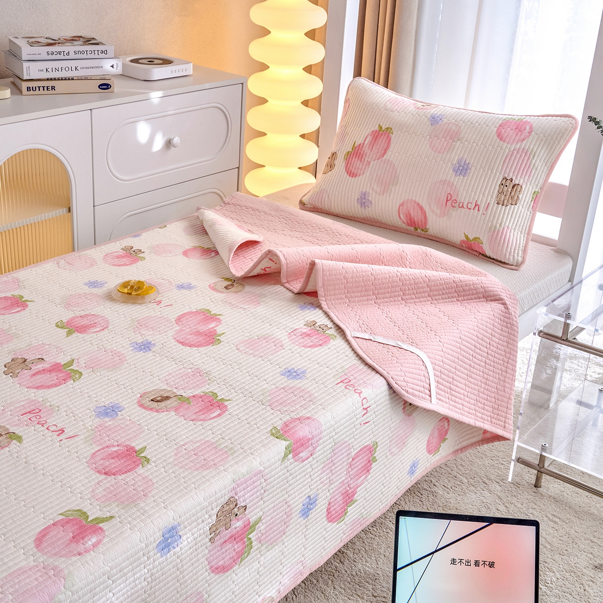 91家纺网 家纺一手货源 找家纺 X猫先生 2025小清新全棉学生床盖-新增花型 蜜桃松鼠