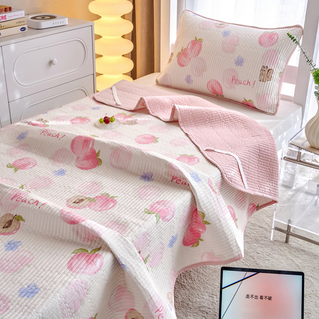 91家纺网 家纺一手货源 找家纺 X猫先生 2025小清新全棉学生床盖-新增花型 蜜桃松鼠