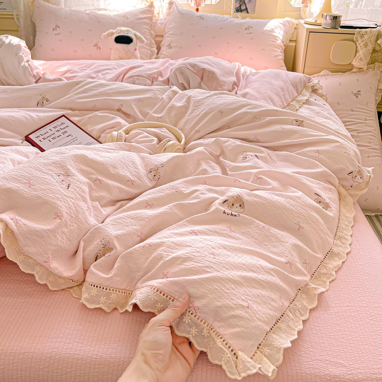 91家纺网 家纺一手货源 找家纺 水木坊 2025新款皱皱双层纱镂空花边四件套 兔叽奶糖