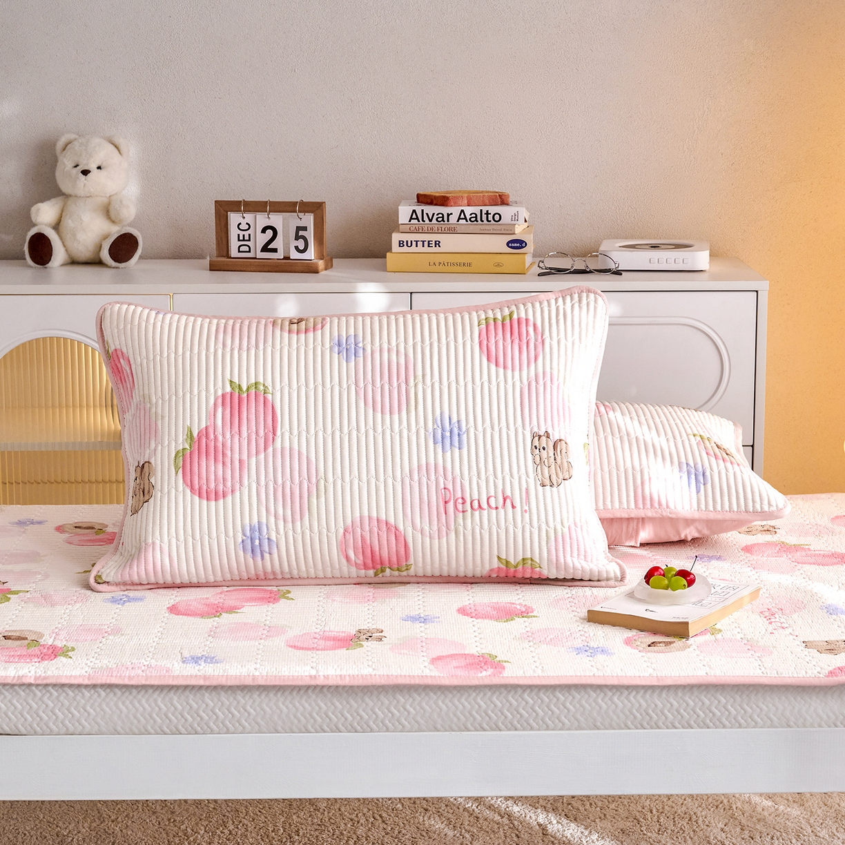 91家纺网 家纺一手货源 找家纺 X猫先生 2025小清新全棉学生床盖-新增花型 蜜桃松鼠