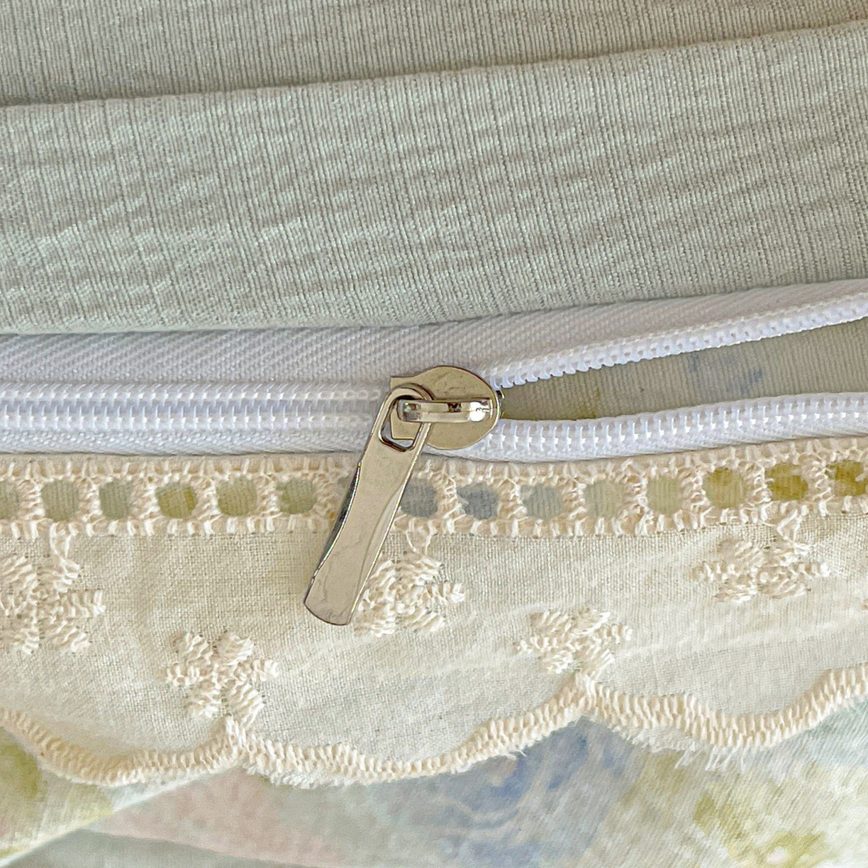 91家纺网 家纺一手货源 找家纺 水木坊 2025新款皱皱双层纱镂空花边四件套 风与铃兰