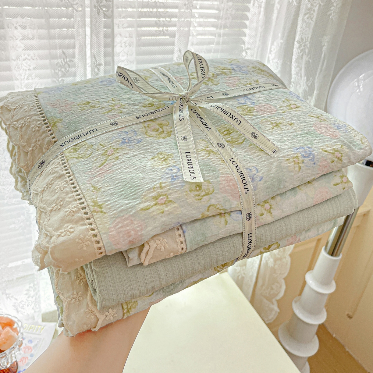 91家纺网 家纺一手货源 找家纺 水木坊 2025新款皱皱双层纱镂空花边四件套 风与铃兰