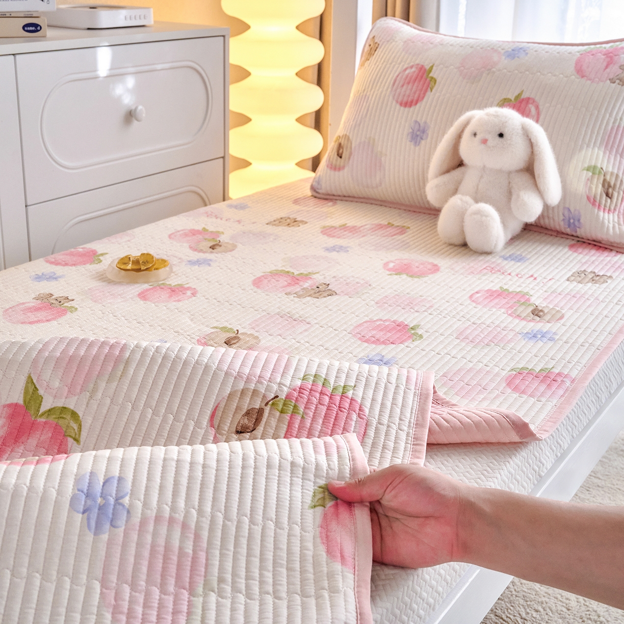 91家纺网 家纺一手货源 找家纺 X猫先生 2025小清新全棉学生床盖-新增花型 蜜桃松鼠