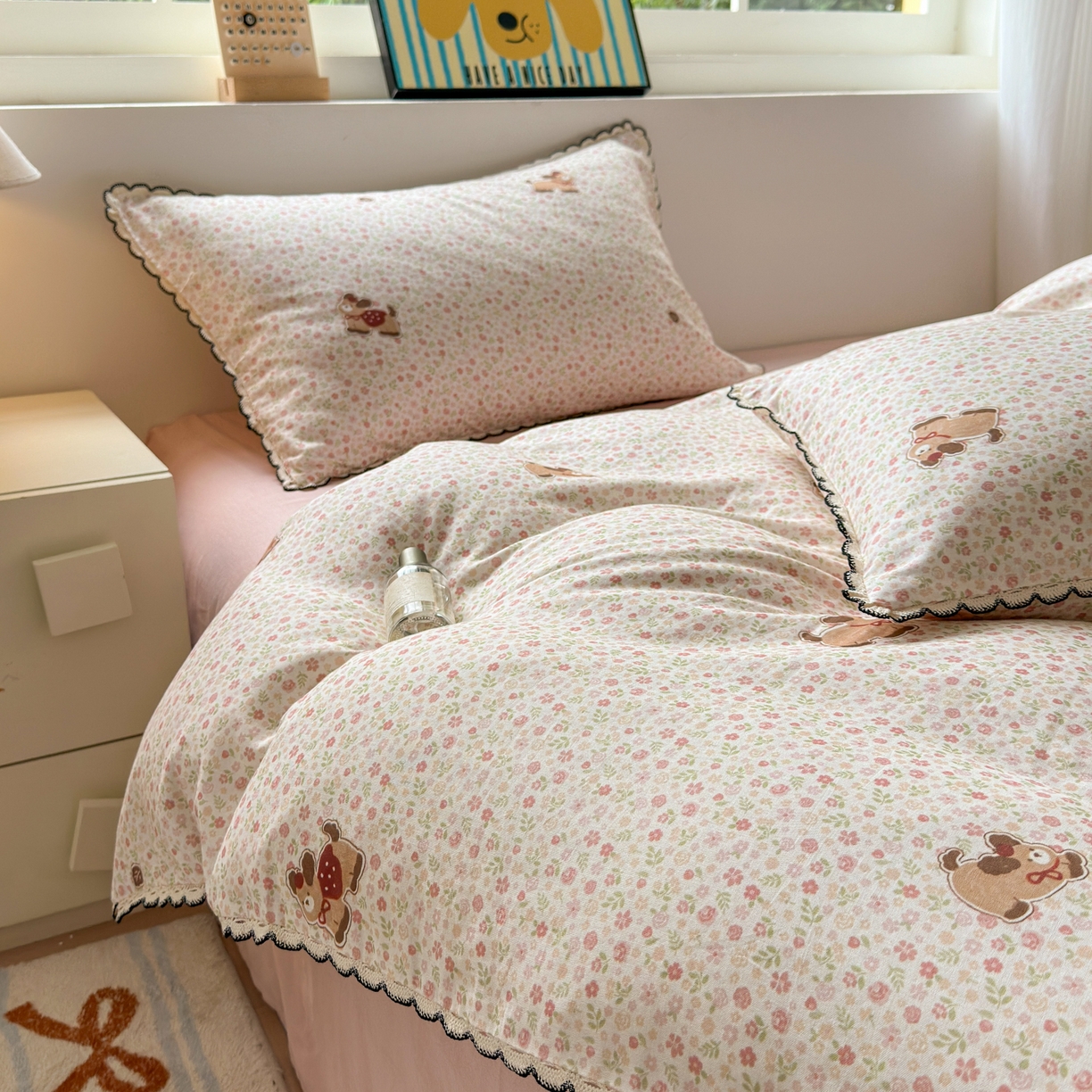 91家纺网 家纺一手货源 找家纺 淑女公社家纺 2025四季款全棉纯棉双层纱小香风四件套 腊肠狗 小粉花