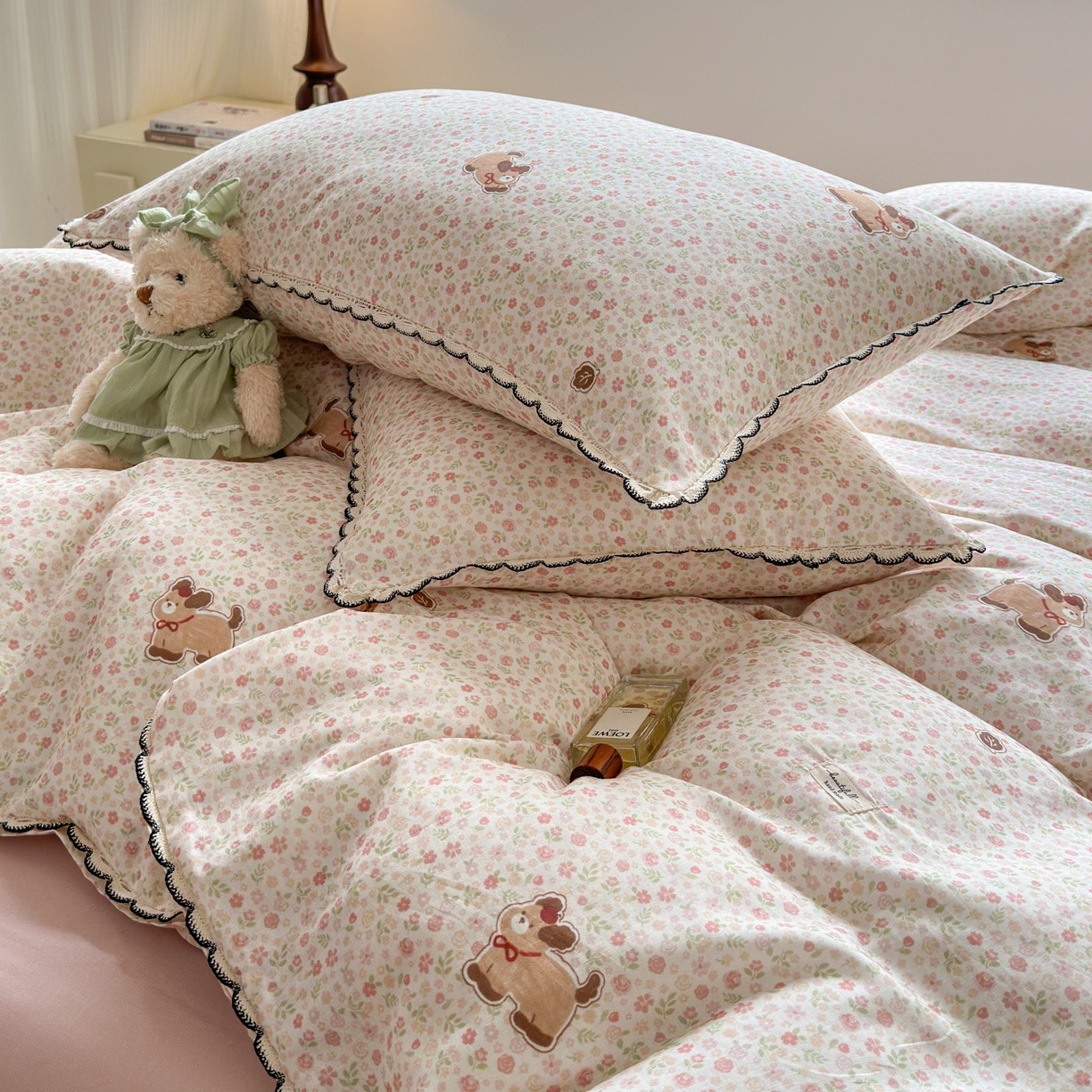 91家纺网 家纺一手货源 找家纺 淑女公社家纺 2025四季款全棉纯棉双层纱小香风四件套 腊肠狗 小粉花