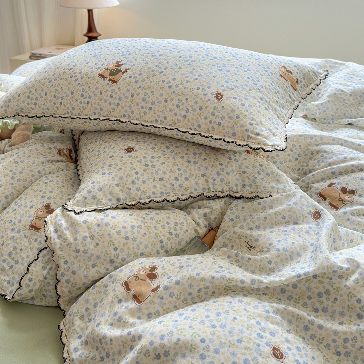 91家纺网 家纺一手货源 找家纺 淑女公社家纺 2025四季款全棉纯棉双层纱小香风四件套 腊肠狗 小蓝花