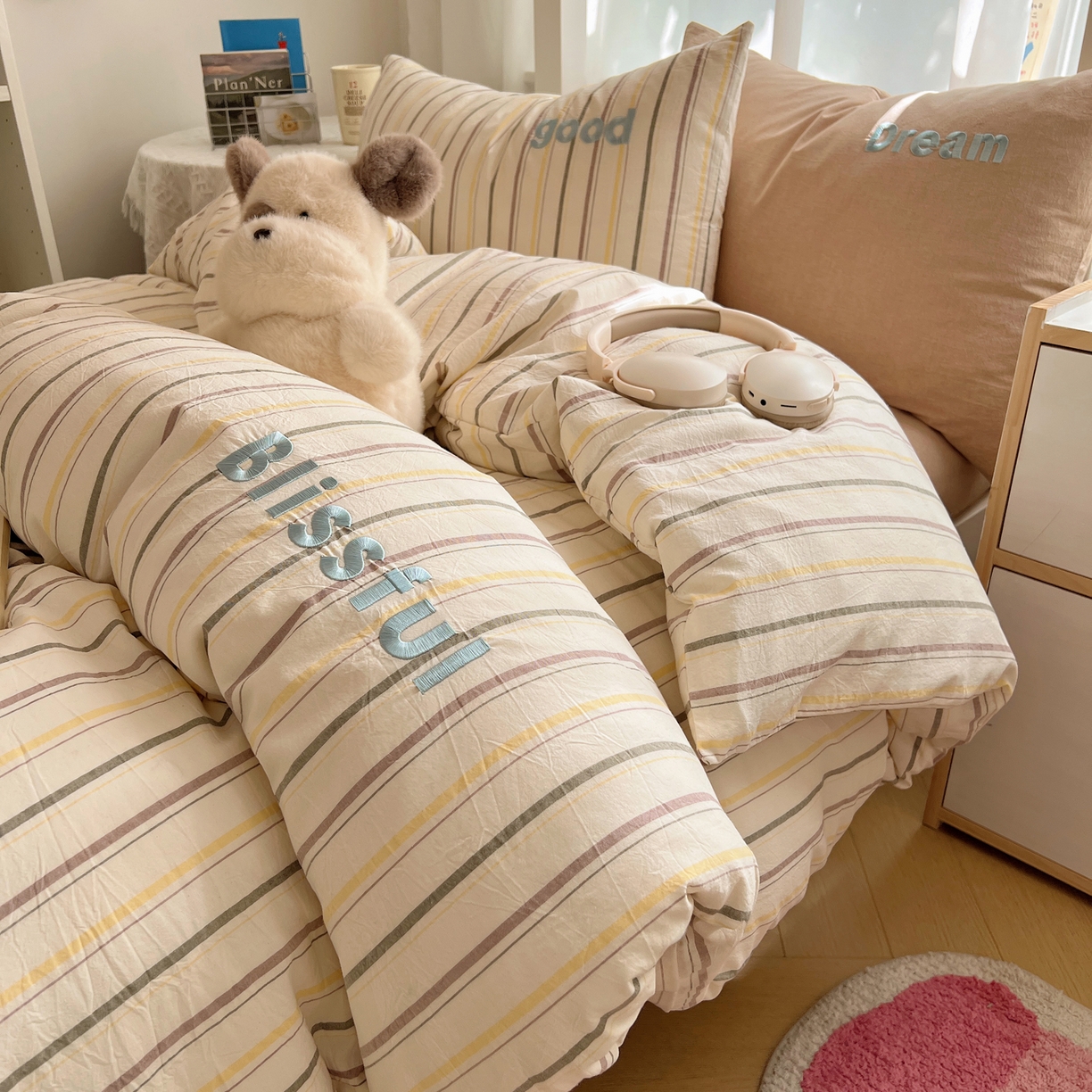 91家纺网 家纺一手货源 找家纺 丽涵家纺 2025新款全棉纯棉色织水洗棉刺绣三件套四件套 韵律-咖