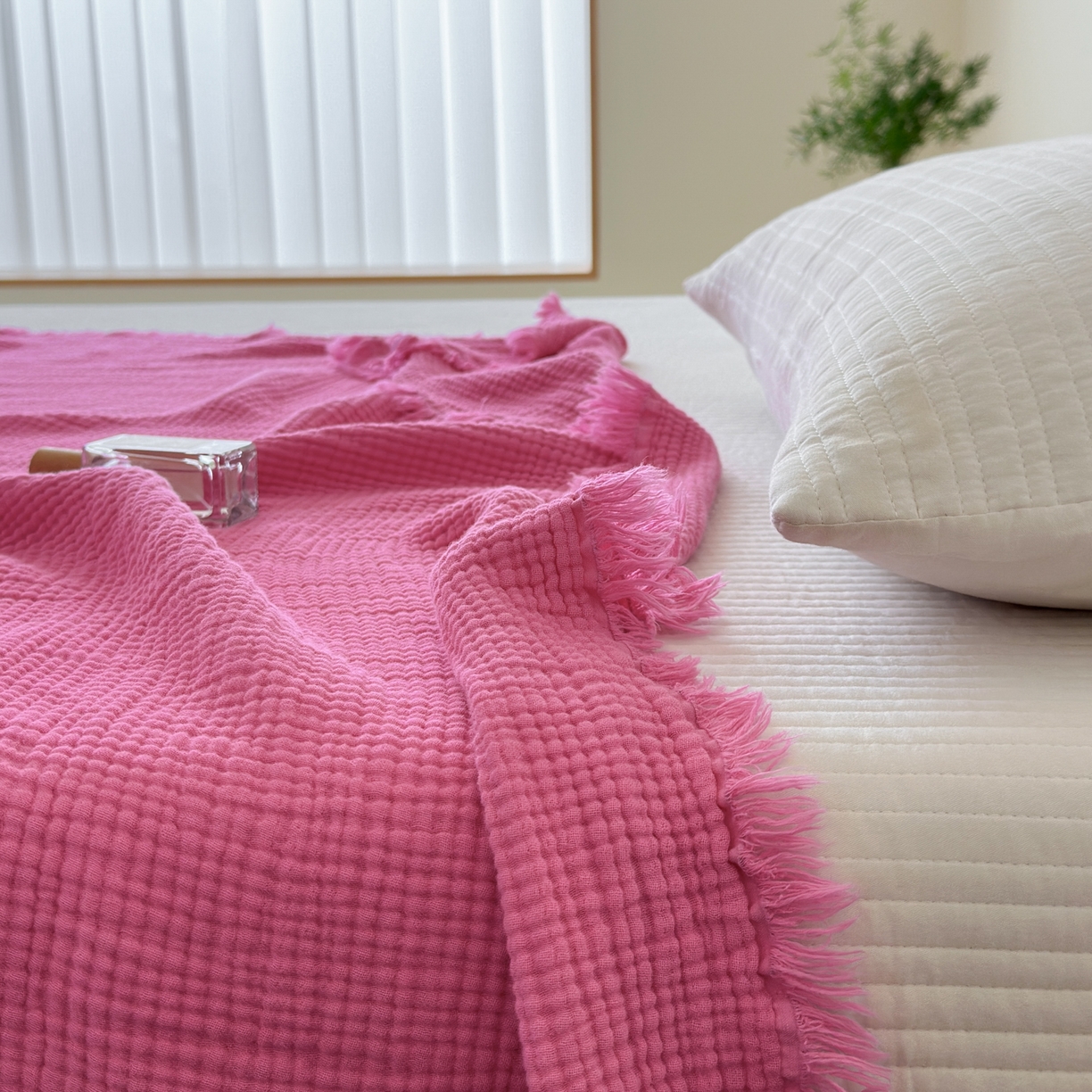 91家纺网 家纺一手货源 找家纺 淑女公社 2025四季新款四层纱皱皱流苏毯 璀璨洋红