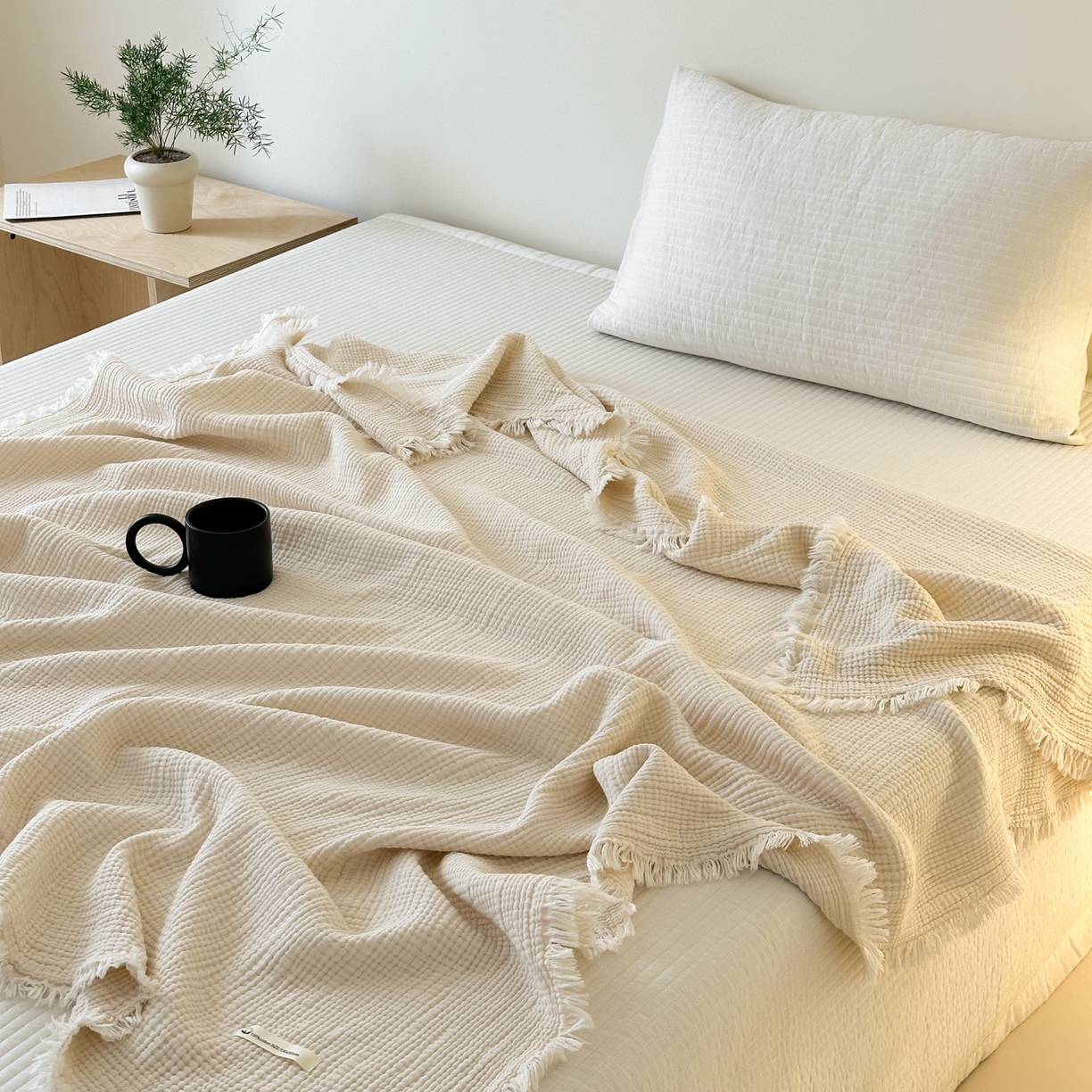 91家纺网 家纺一手货源 找家纺 淑女公社 2025四季新款四层纱皱皱流苏毯 温润奶白