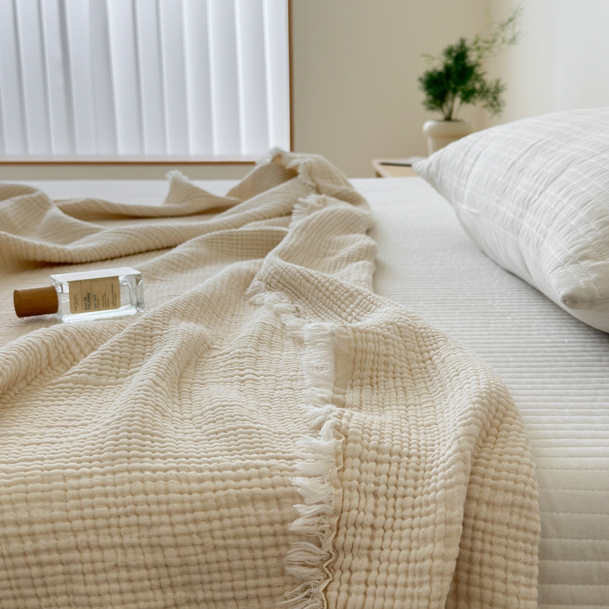 91家纺网 家纺一手货源 找家纺 淑女公社 2025四季新款四层纱皱皱流苏毯 温润奶白