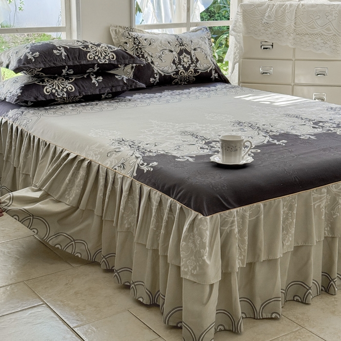 91家纺网 家纺一手货源 找家纺 雨田家纺 2025新款外贸跨境直播亲肤印花床裙三件套 生如花夏灰