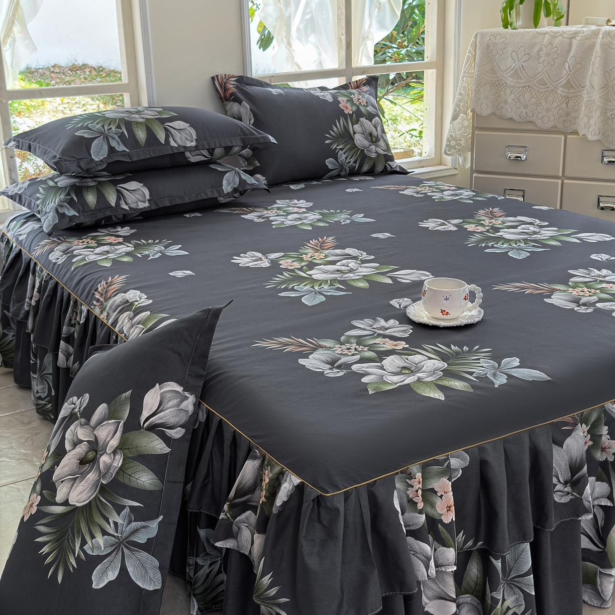 91家纺网 家纺一手货源 找家纺 雨田家纺 2025新款外贸跨境直播亲肤印花床裙三件套 鲜花盛开