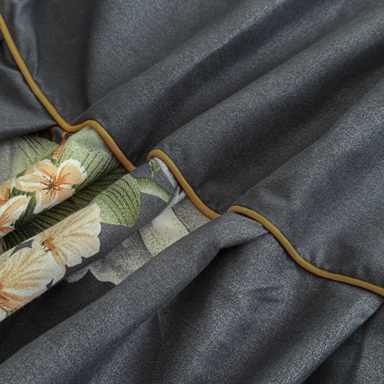 91家纺网 家纺一手货源 找家纺 雨田家纺 2025新款外贸跨境直播亲肤印花床裙三件套 鲜花盛开