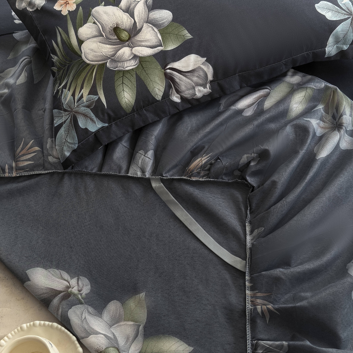 91家纺网 家纺一手货源 找家纺 雨田家纺 2025新款外贸跨境直播亲肤印花床裙三件套 鲜花盛开