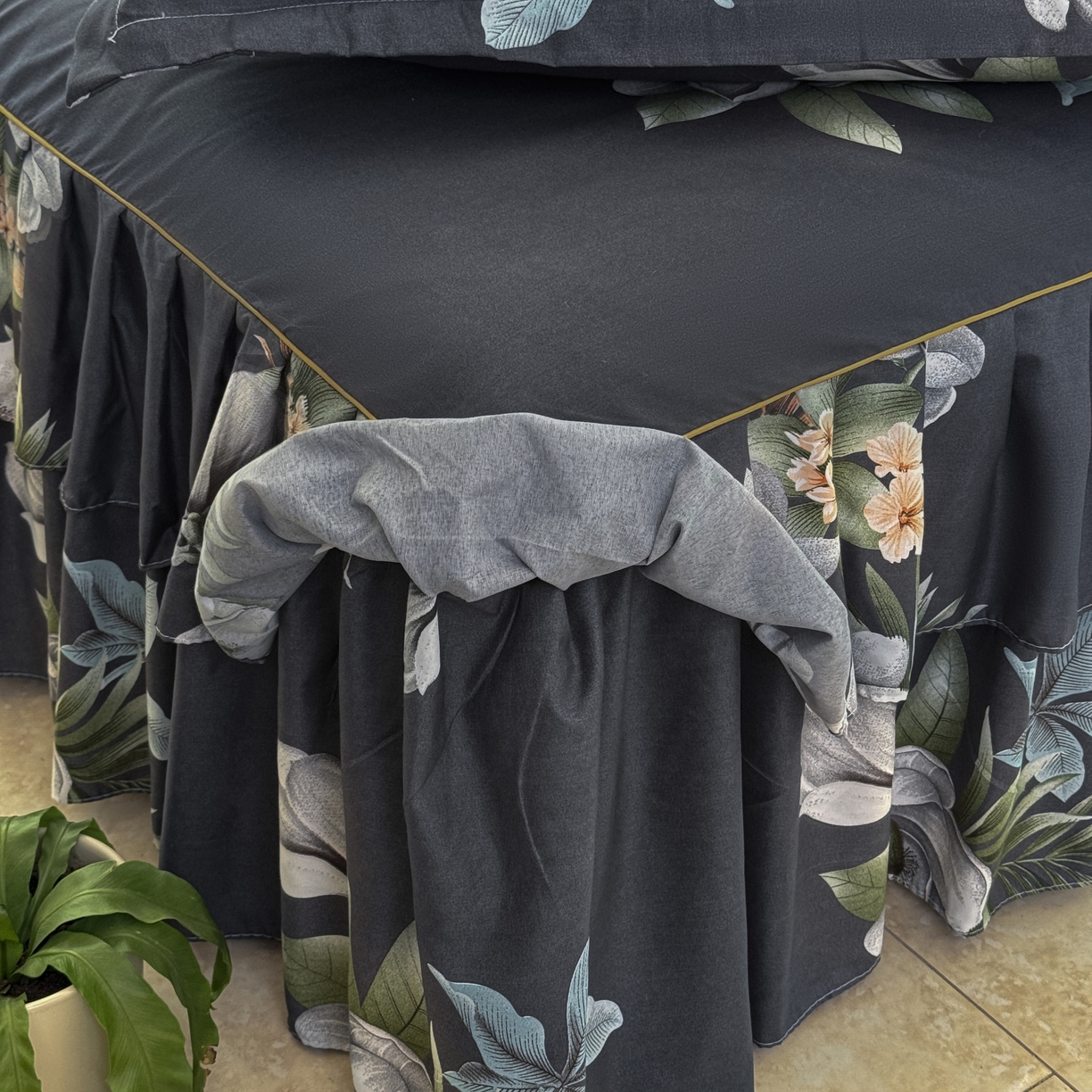 91家纺网 家纺一手货源 找家纺 雨田家纺 2025新款外贸跨境直播亲肤印花床裙三件套 鲜花盛开