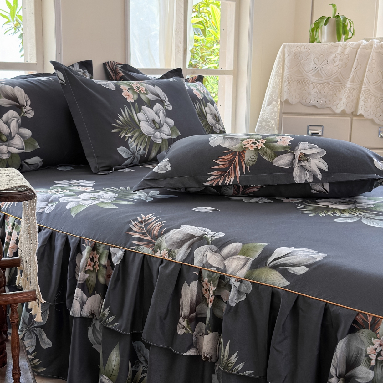 91家纺网 家纺一手货源 找家纺 雨田家纺 2025新款外贸跨境直播亲肤印花床裙三件套 鲜花盛开