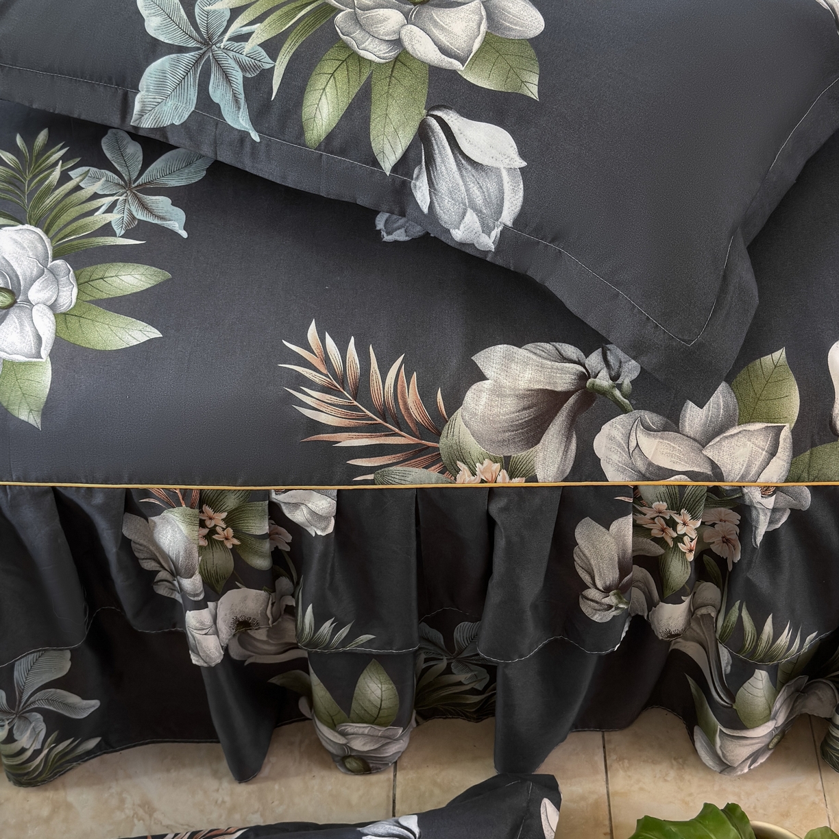 91家纺网 家纺一手货源 找家纺 雨田家纺 2025新款外贸跨境直播亲肤印花床裙三件套 鲜花盛开