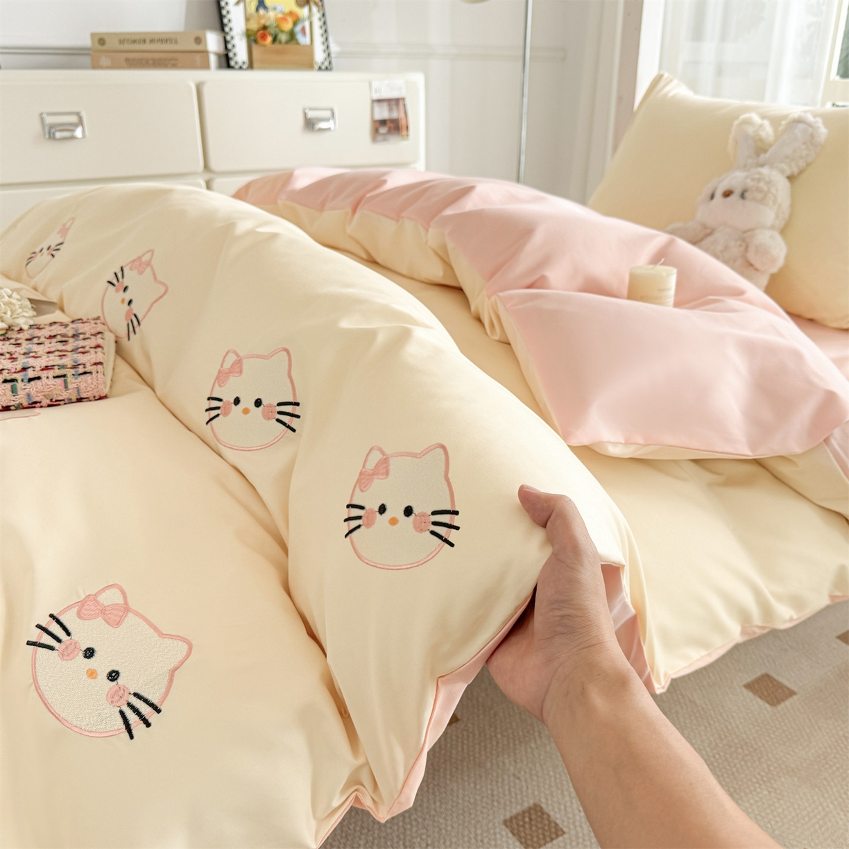 91家纺网 家纺一手货源 找家纺 小久久（小九九） 2025亲肤水洗棉学生宿舍三件套上下铺三件套-满绣系列 可爱猫-奶昔白+奶油粉