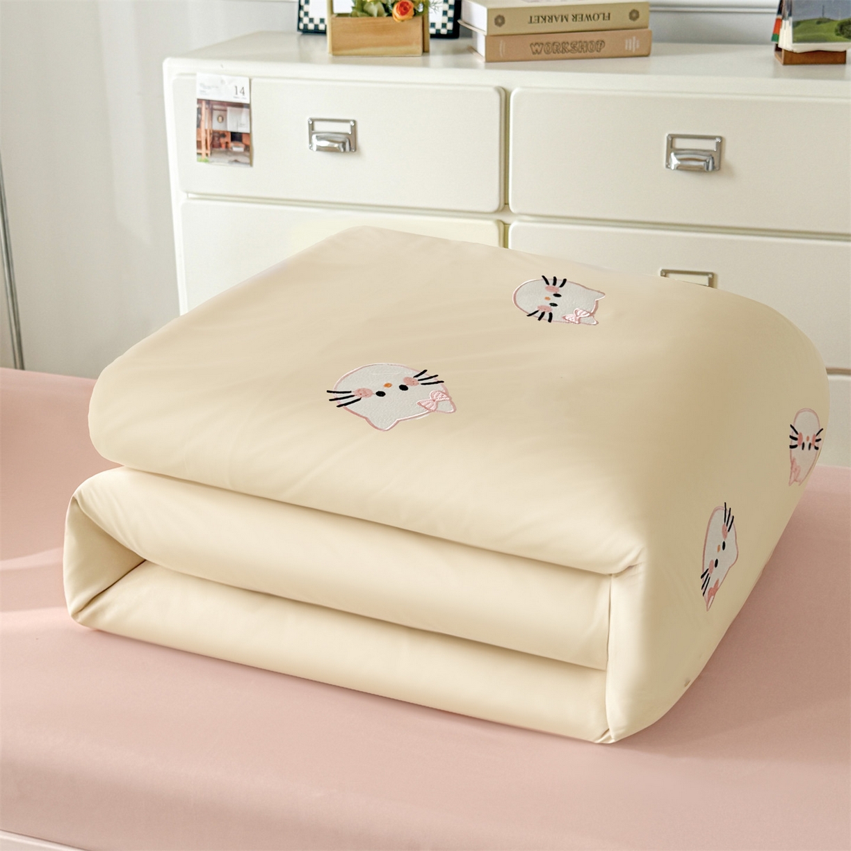 91家纺网 家纺一手货源 找家纺 小久久（小九九） 2025亲肤水洗棉学生宿舍三件套上下铺三件套-满绣系列 可爱猫-奶昔白+奶油粉
